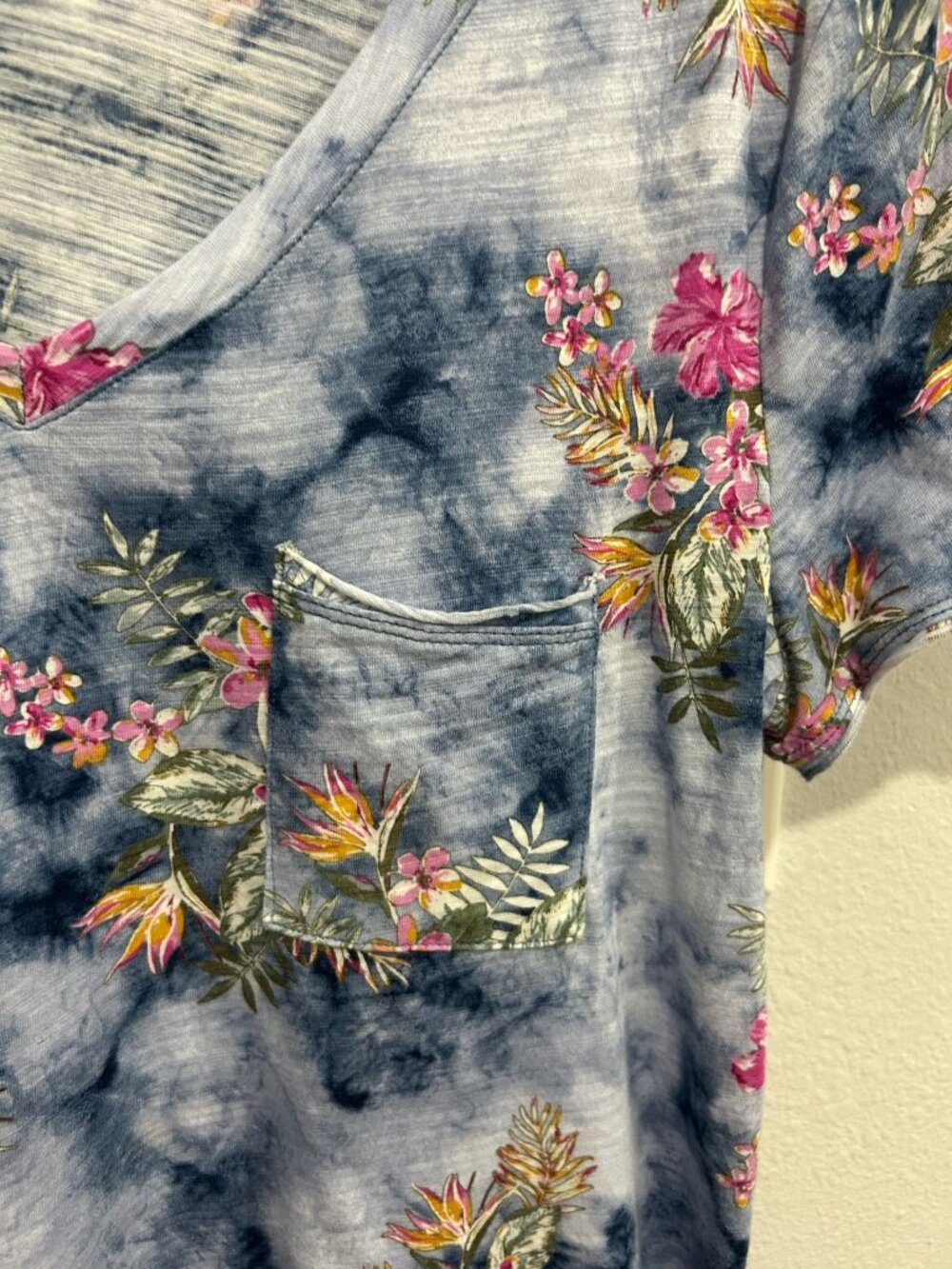 Dept 222 Large Blue Floral Tie-Dye V-Neck Pocket T-Shirt Boho Art - Picture 4 of 10